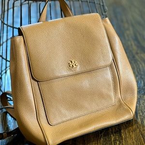 Tan medium size Tory Burch backpack, gently used. I don’t have the duster bag